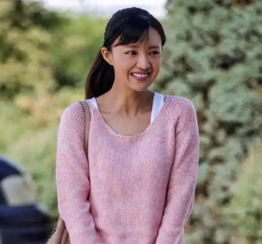 如今的傅晶,42岁了,活得还像是22岁一样,长得也像是22岁.