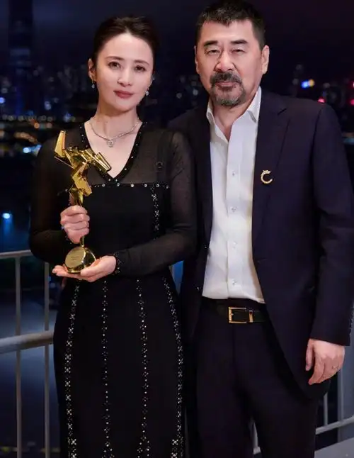 原创香港这一夜躲过了赵丽颖蒋勤勤我却被42岁劣迹艺人惊艳了