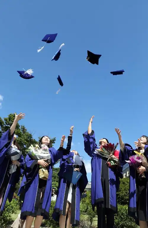 韩国迎秋季毕业季毕业生着学士服拍照留念组图5