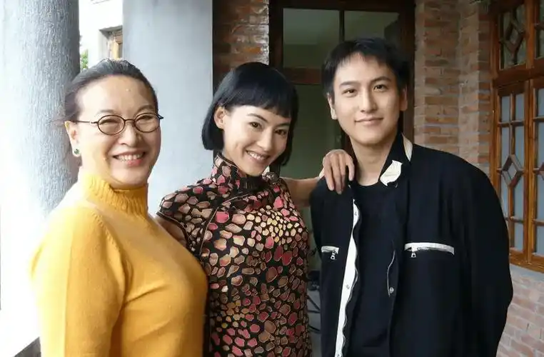 "汤臣少主"汤珈铖:,18岁做霸总身家百亿,39未婚成父母心病