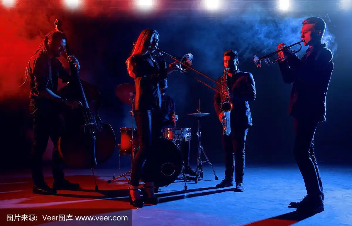 爵士乐队在俱乐部演出