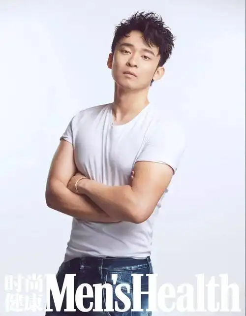 颜值 | 董子健登封面秀胸肌,线条硬朗太撩人