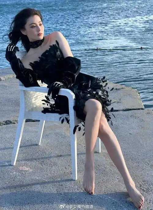 张馨予穿透视装性感奔放海边踱步大秀白嫩双腿