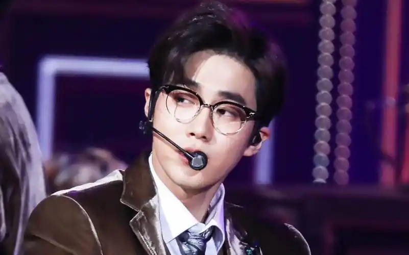 【加了眼镜气质瞬升里兜金俊勉】眼镜斯文气质美男我兔兔俊勉就是最