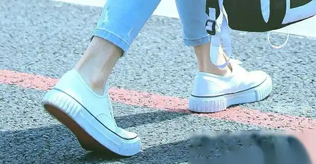 来品品白敬亭的这个脚踝,真的是我见过的最好看的脚踝!绝对不吹!