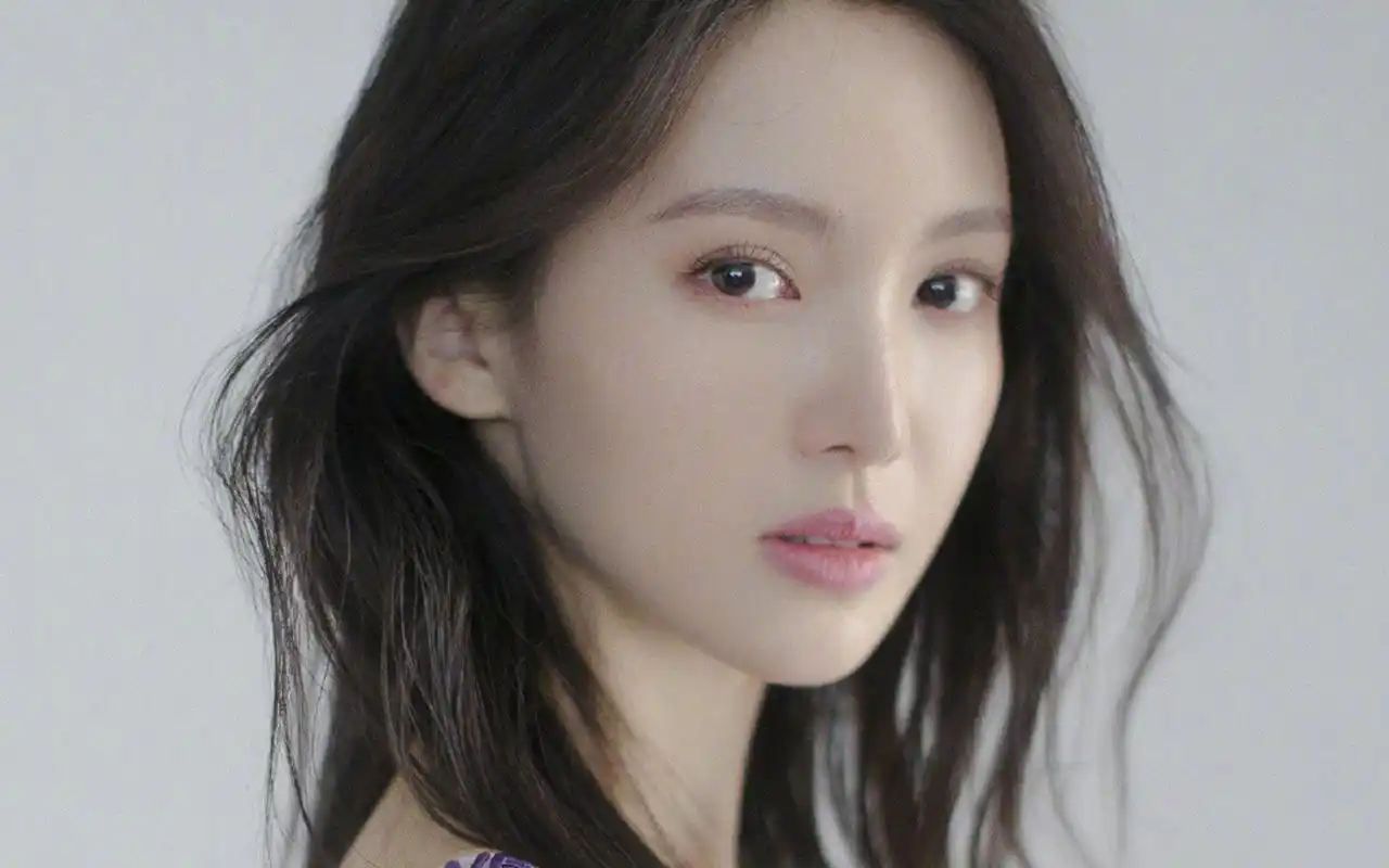 金晨温婉迷人写真图片桌面壁纸