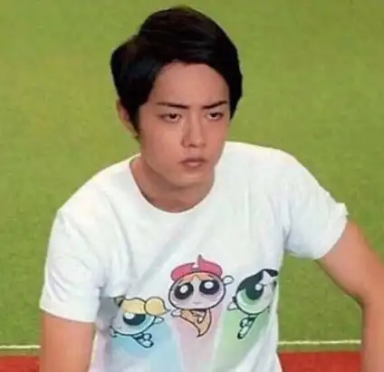 长大后的肖战起初还有一点微胖,和小时候的照片相比,绝对是等比例放大