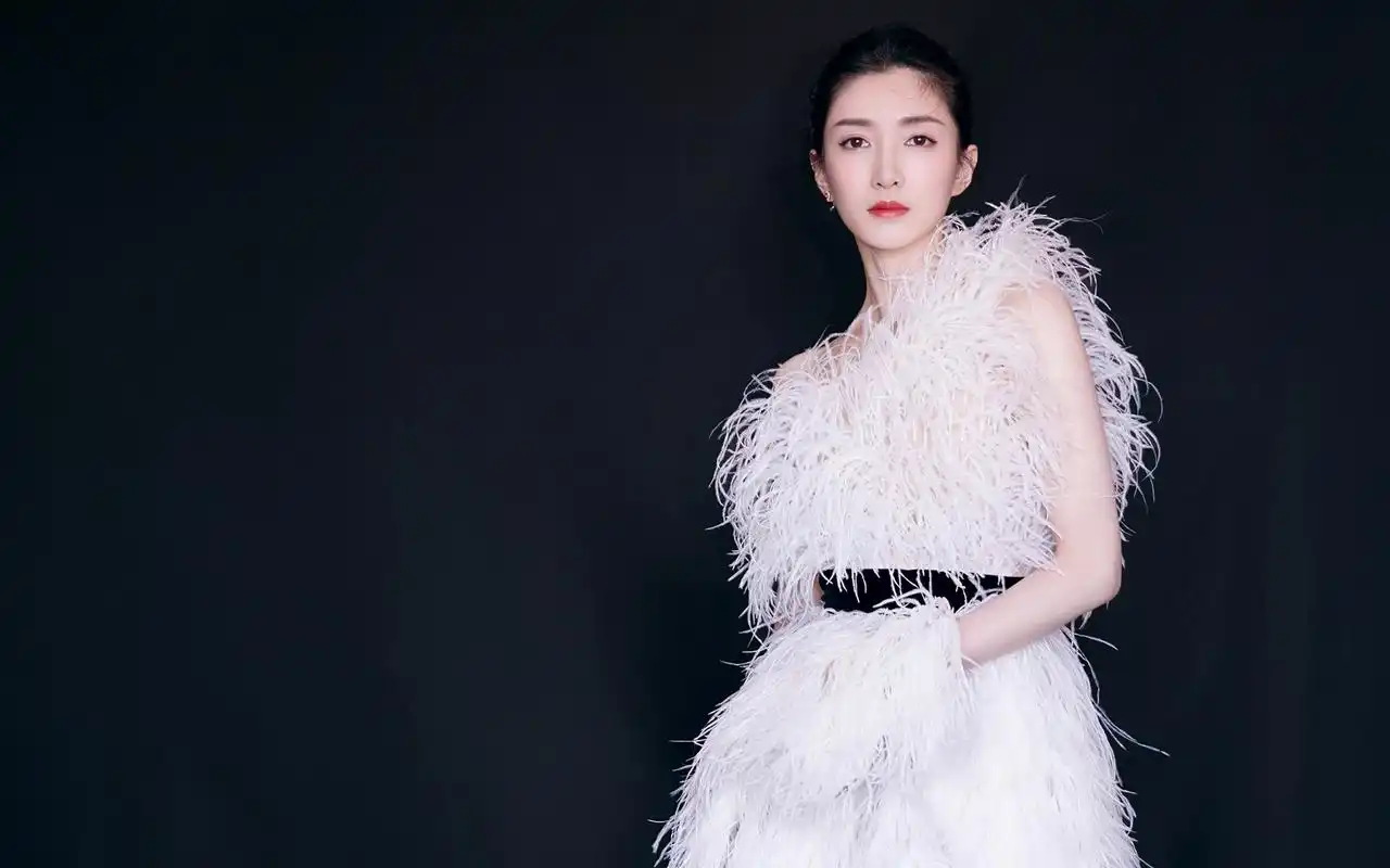 江疏影羽毛裙仙气高清桌面壁纸_大陆明星_壁纸下载_美桌网