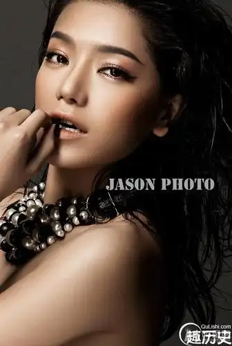 江映蓉全新时尚大片 眼神魅惑女人味尽显(3/5)