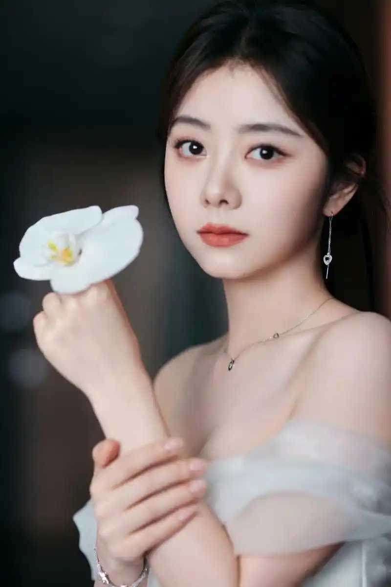 素颜的谭松韵#整形医生夏正义#  娃娃脸的代表人物,30 还是学生脸,短