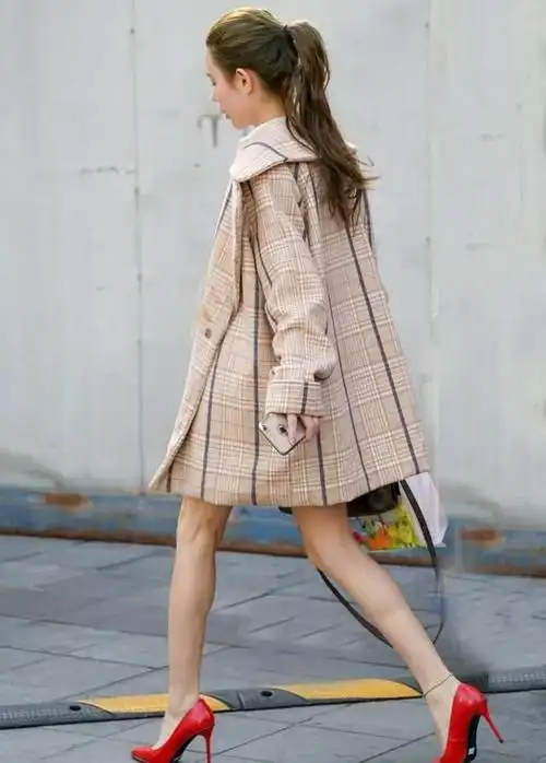 look4 白色上衣 蓝色裤子 红色高跟鞋 清爽蓝白配在这个组合里加入一