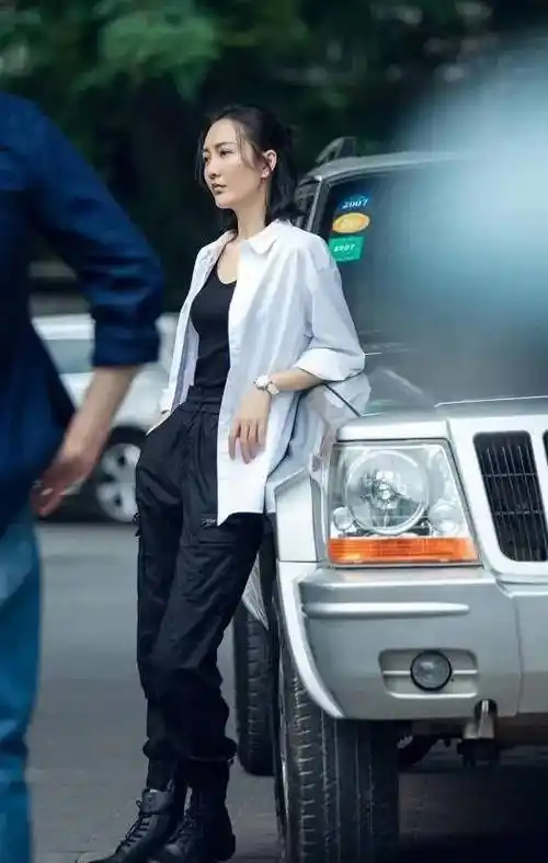 再搭配上白色衬衣外套,服装搭配颜色简约却很有气场,王鸥的身高够高