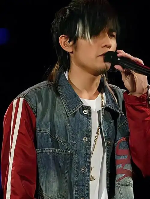 面容憔悴认不出,为了宠粉要发新歌.周杰伦巡回演唱会后暴瘦!