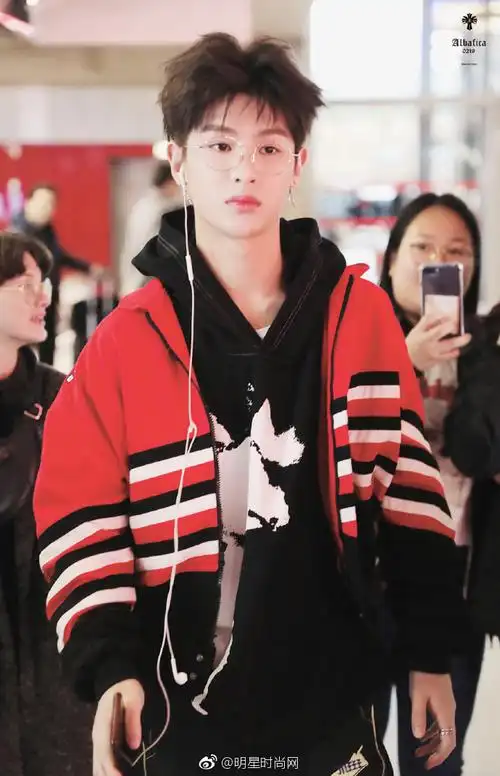justin黄明昊 | 巴黎[飞机]北京机场街拍戴. 来自明星时尚网 - 微博