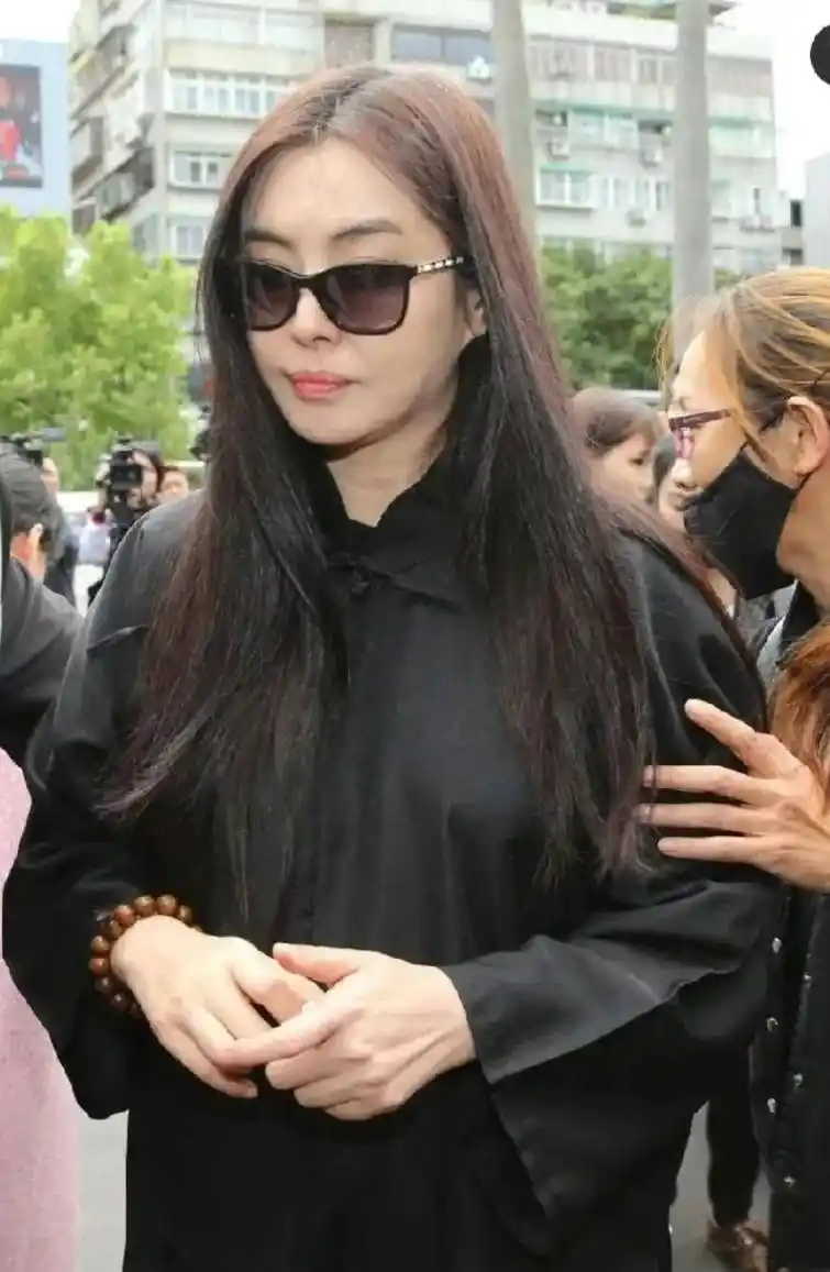 56岁王祖贤最新情况,容貌大变,疑似医美_变化_网友_大气