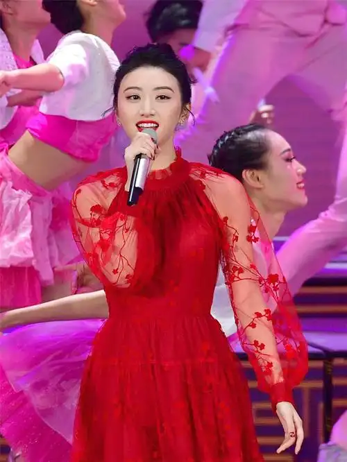 景甜再登春晚献唱我们都是追梦人节目创春晚分钟收视最高点