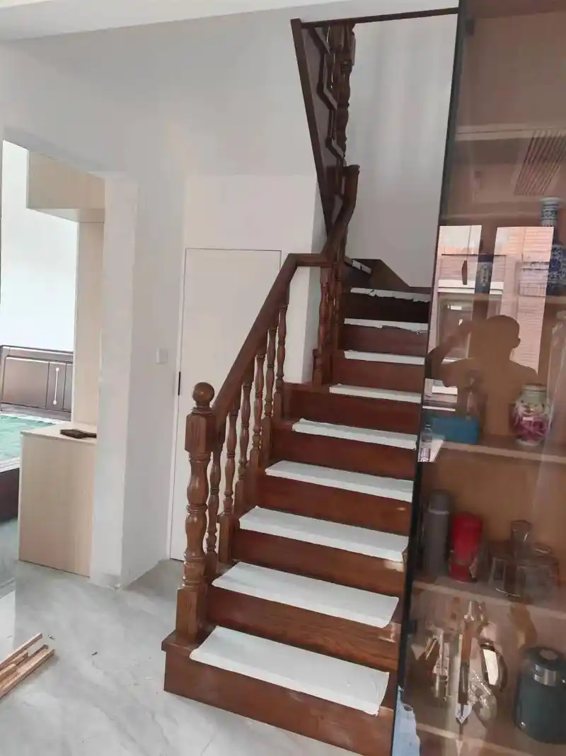 红橡楼梯完美的呈现出家的温馨!