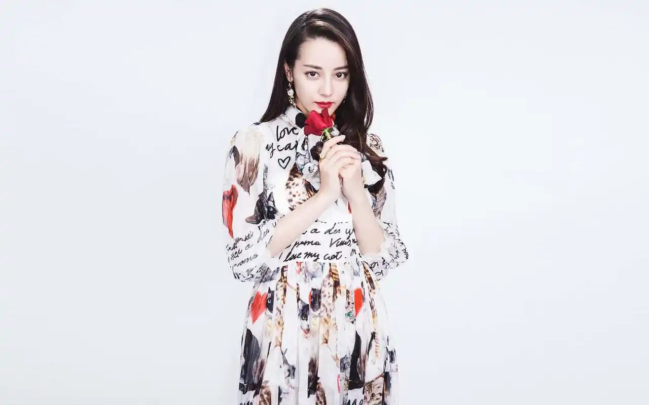 迪丽热巴白裙清新写真高清图片壁纸