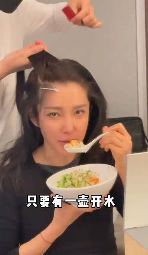 50岁李冰冰晒冻龄秘籍,无油无盐温水泡菜,其干饭毅力令人敬佩!