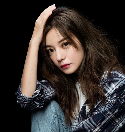 2019年1月27日讯,近日,赵薇拍摄写真,身穿格子衬衫牛仔裤率性洒脱