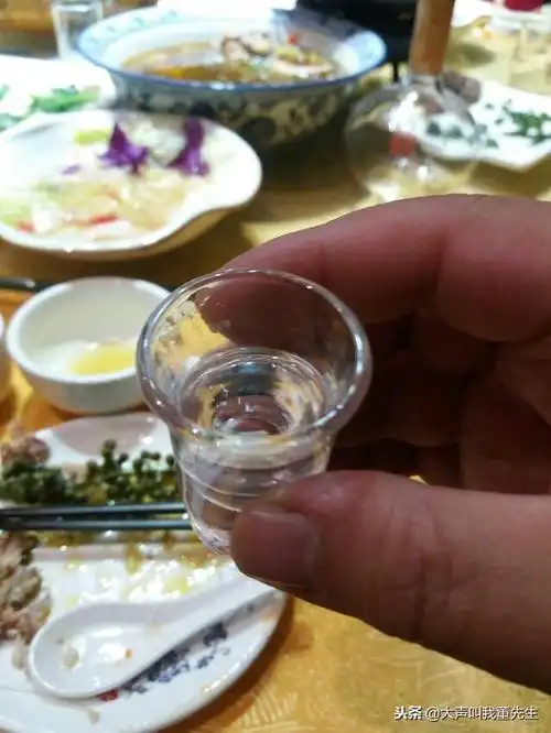 西安大明宫旁,6人聚餐4人喝酒1人抽烟,昏昏沉沉回家了,累了