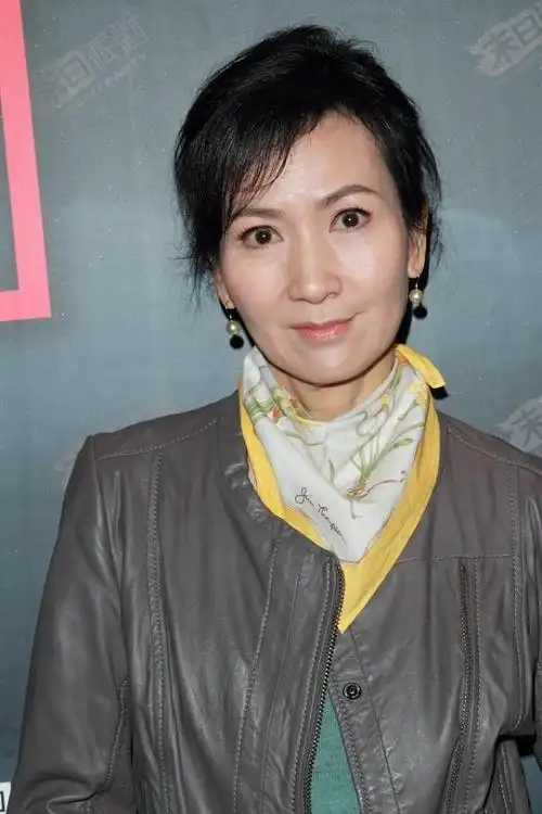 陈美琪的衣品真一般穿的衣服好朴素丝袜看着也很尴尬