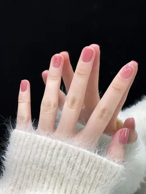 跳色美甲超级少女的裸粉色指甲油