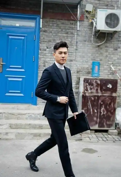 西装风靳东气场十足,节目上对粉丝"嘟嘟嘴",原来大叔也爱萌_形象_西服