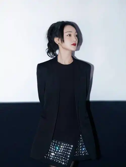 周迅西装领带出席中国文艺大会,49岁不戴滤镜的男人很真实_风格_黑色