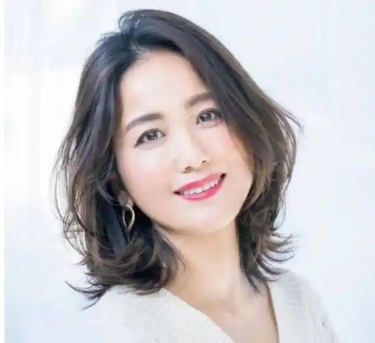 50岁女人,这才是你该烫的发型:锁骨发 大卷,谁见都夸年轻好看_短发