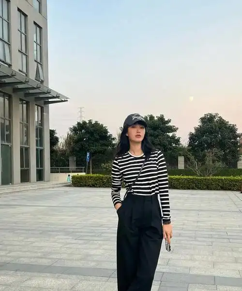 杨采钰晒齐刘海造型法式女郎条纹针织搭黑裤子绿色抢镜了