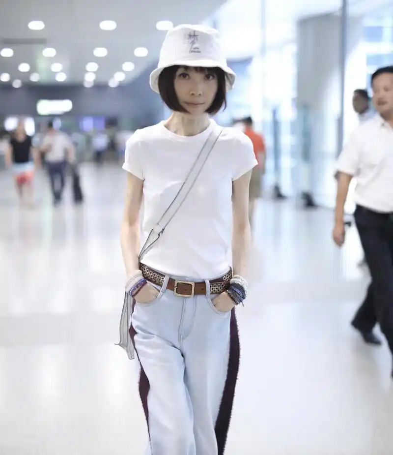 鲁豫终于把衣服穿对了黑色长款外套搭配牛仔裤酷感十足