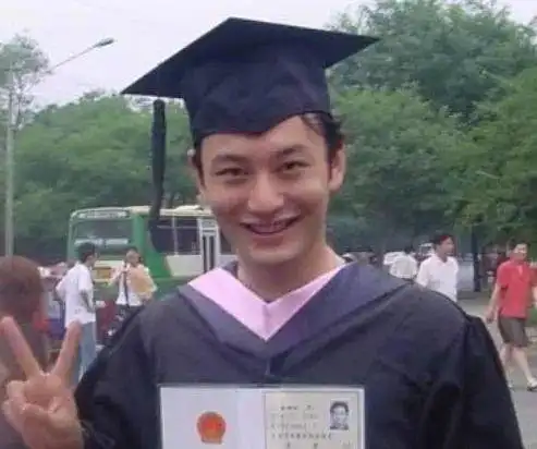 传说中明星的毕业照,黄晓明憨样十足,张一山没变化