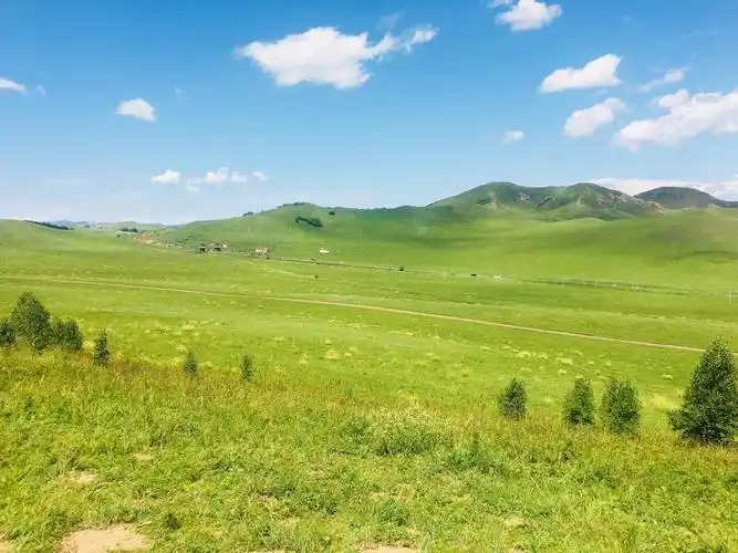 蓝天,白云,绿草. 青山,碧水,爱人!
