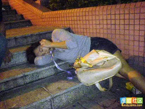 美女喝醉后的丑态组图