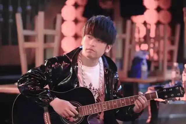 孙冬的人气同样很高,号称"大陆版周杰伦",走遍全国各