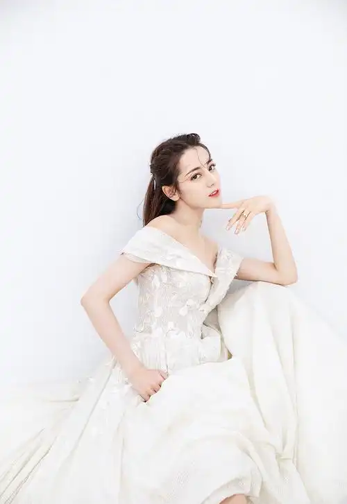 迪丽热巴婚纱照超养眼白纱迷人