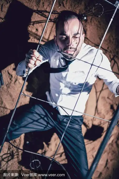 困在笼子里的疲惫男性