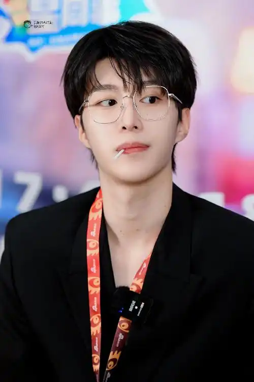 黑衬衫戴眼镜范丞丞先给自己安排上了