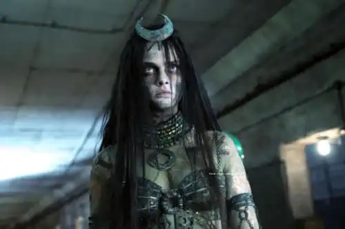 魅惑女巫在片中是主要反派.(图/《自杀突击队》剧照)