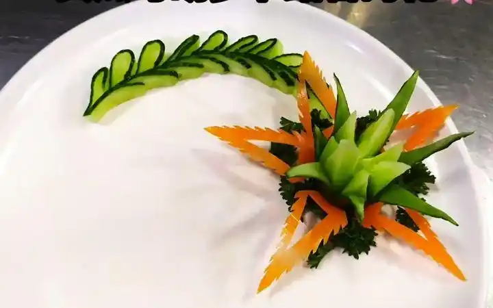 黄瓜与胡萝卜结合的盘饰教程