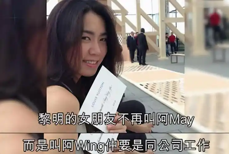 已经53的黎明如今有更多的时间陪2岁的女儿,而妻子阿wing不仅仅在家庭
