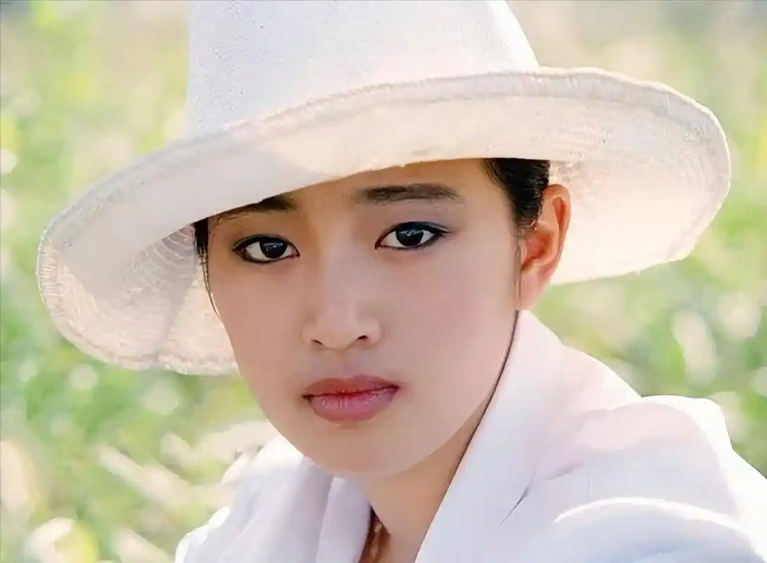 回顾巩俐嫁70多岁法国老头甘愿成为他第四任妻子她在追求什么