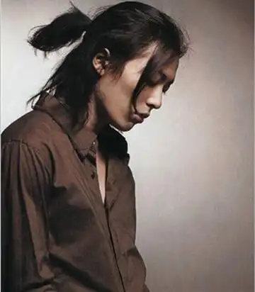 男生小辫子发型后脑勺引人注意显帅气俏皮魅力