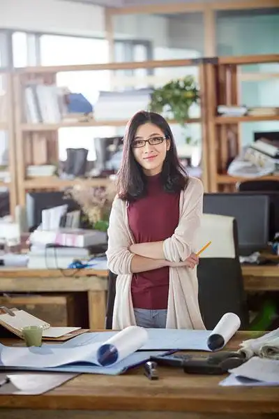 女建筑设计师在办公室的肖像