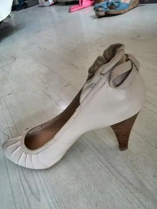 两双高跟鞋  买回来基本没穿过  37码  有兴趣加微信429331365详聊