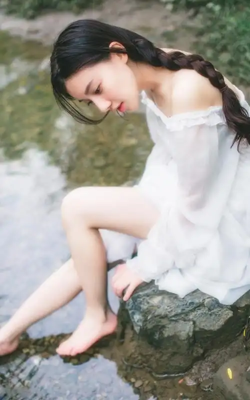 白裙美女户外玩水