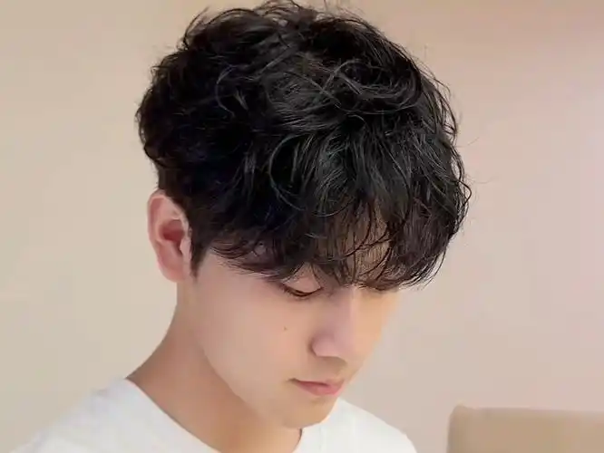 做了一款好看不伤发质的卷发 男生必做一款发型