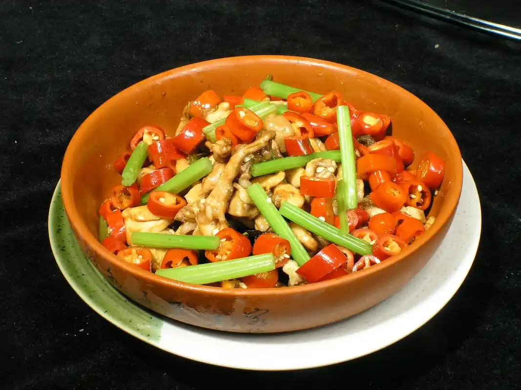 小炒仔兔 主料:兔肉1只;辅料:花椒壳适量,姜少许,大蒜适量,干辣椒适量