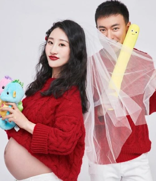 27岁奥运冠军将当爹吻娇妻孕肚一脸深情幸福妻子是美女总裁